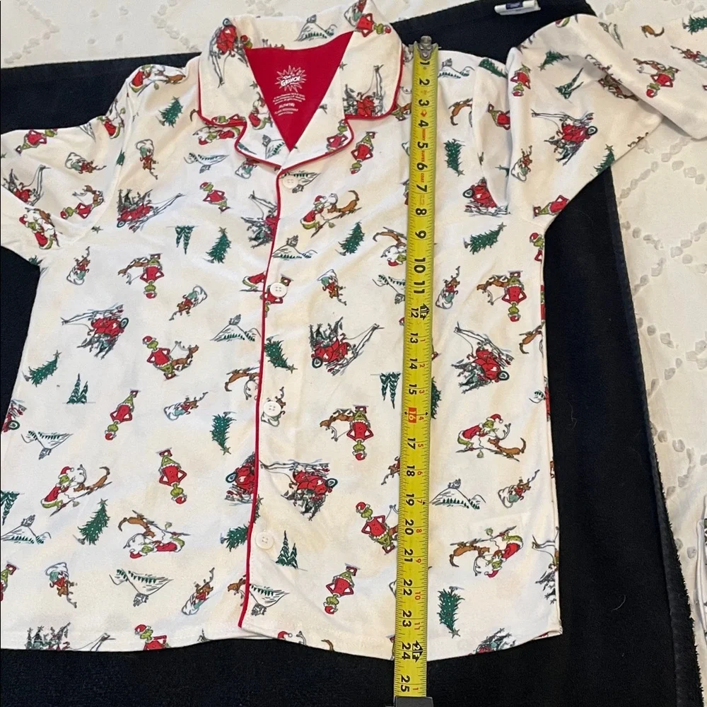 Festive Cream Pajama Set with Grinch print nwot